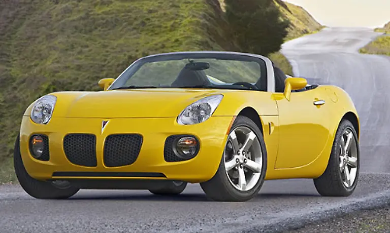 Mit-dem-Solstice-hat-Pontiac-einen-schoenen-aber-preislich-moderaten-Sportwagen-im-Sortiment-Die-Vierzylinder-Motoren-mit-173-oder-260-PS-verbrauchen-zwischen-9-und-12-Liter
