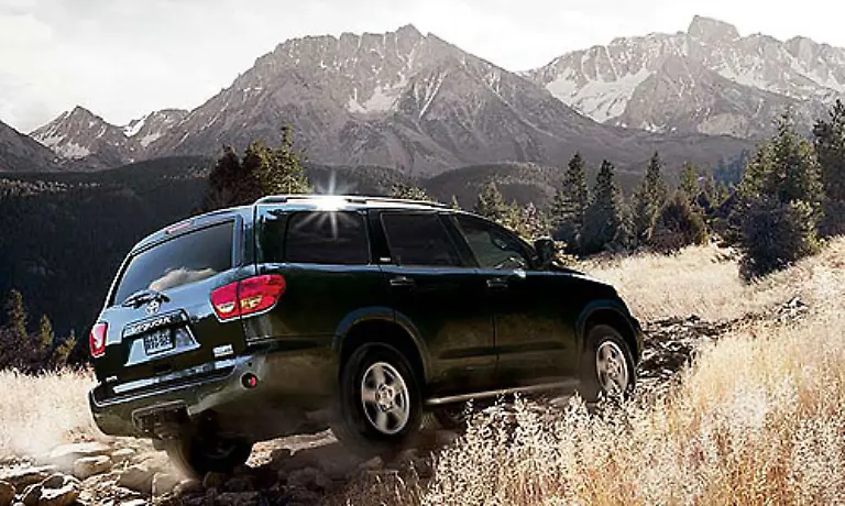 Neben-Hybrid-Klein-und-Kompaktwagen-bedient-der-Vorzeigeautobauer-Toyota-auf-dem-amerikanischen-Markt-auch-die-besonderen-Beduerfnisse-Der-Sequoia-hat-V8-Motoren-mit-4-7-oder-5-7-Liter-Hubraum-Verbrauch-zwischen-13-und-19-Liter