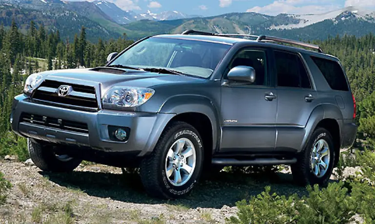 Mit-demselben-4-7-Liter-Motor-und-einem-kleineren-4-Liter-Aggregat-kommt-der-4Runner-daher-Mit-14-bis-16-Liter-Verbrauch-kann-sich-das-SUV-einordnen