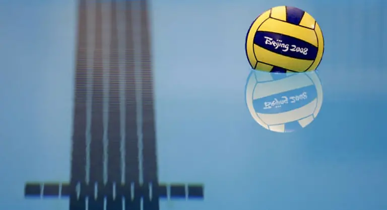 Vor-Matchbeginn-Ein-Wasserball-wartet-auf-die-Spieler