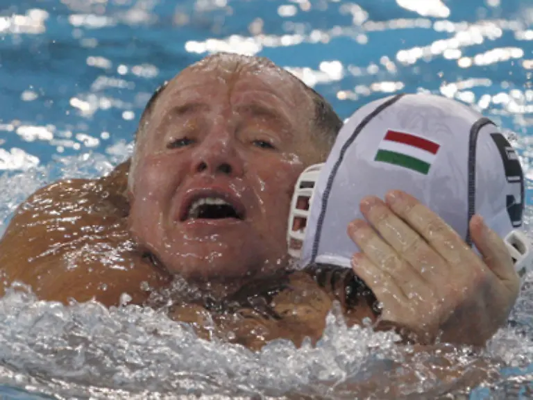 Da-sprang-auch-gleich-der-ungarische-Chefcoach-vor-Freude-ins-Wasser