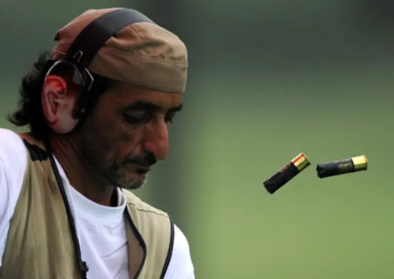 Umhergeflogen-Ahmed-Almaktoum-Vereinigte-Arabische-Emirate-entlaedt-sein-Gewehr