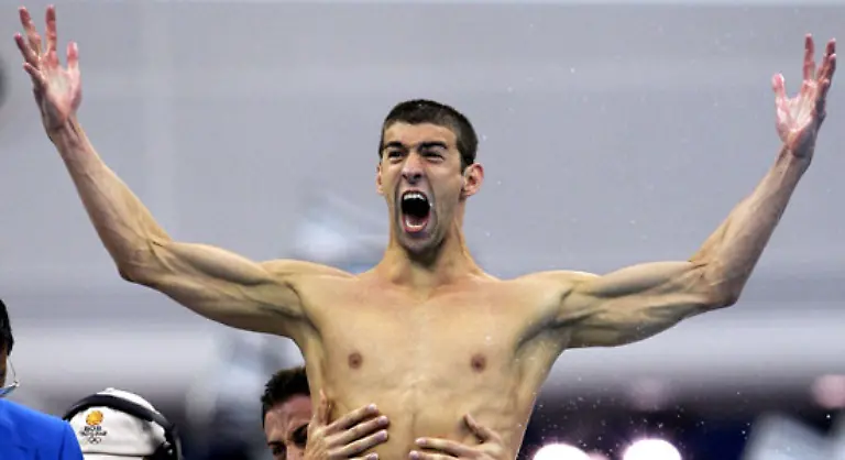 Erfolgsverwoehnt-Michael-Phelps-und-Garret-Weber-Gale-nach-dem-Sieg-ueber-4x100m-Freistil