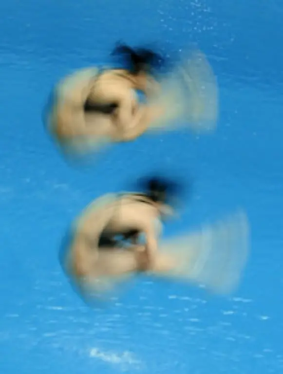 Gedreht-Zwei-Chinesinnen-beim-Synchron-Springen-vom-3-Meter-Brett