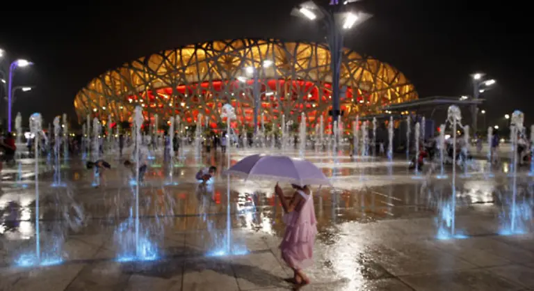 Gespielt-Kinder-unter-Wasserfontaenen-in-der-Naehe-des-Nationalstadions