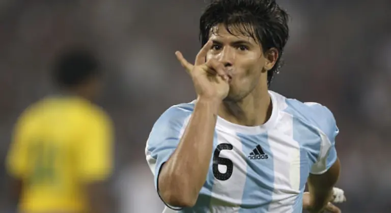Genuckelt-Argentiniens-Fussballer-Sergio-Aguero-feiert-sein-Tor-im-Halbfinale-gegen-Brasilien