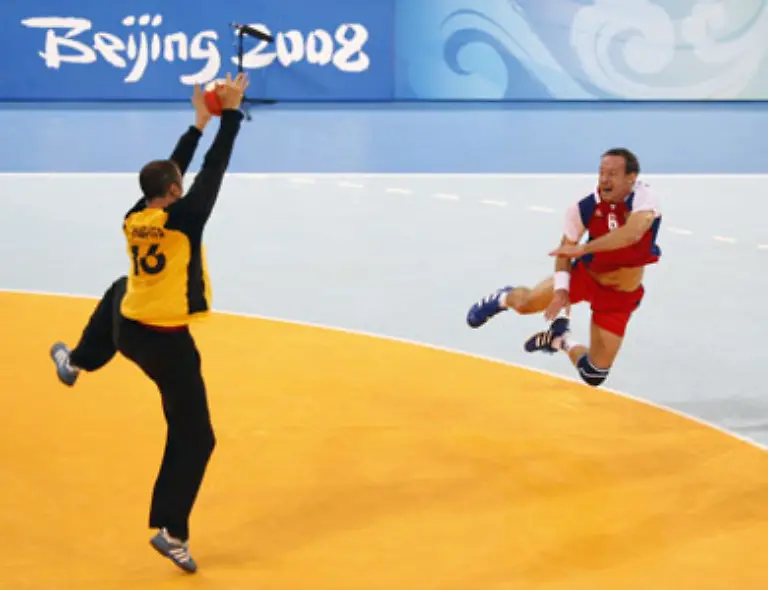 Festgehalten-Der-franzoesische-Handball-Torwart-Thierry-Omeyer-wehrt-einen-Schuss-von-Denis-Kriwoschlikow-Russland-ab