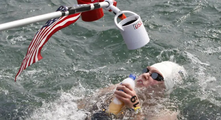 Durstig-Chloe-Sutton-USA-waehrend-des-10-Kilometer-Marathonschwimmens