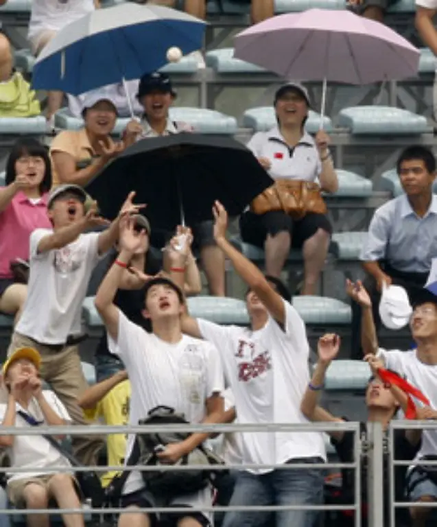 Hoffnungsvoll-Fans-beim-Baseballspiel-Suedkorea-gegen-Niederlande