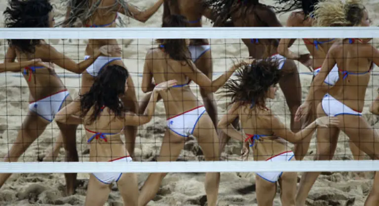 Pausenfueller-Cheerleader-beim-Beachvolleyball
