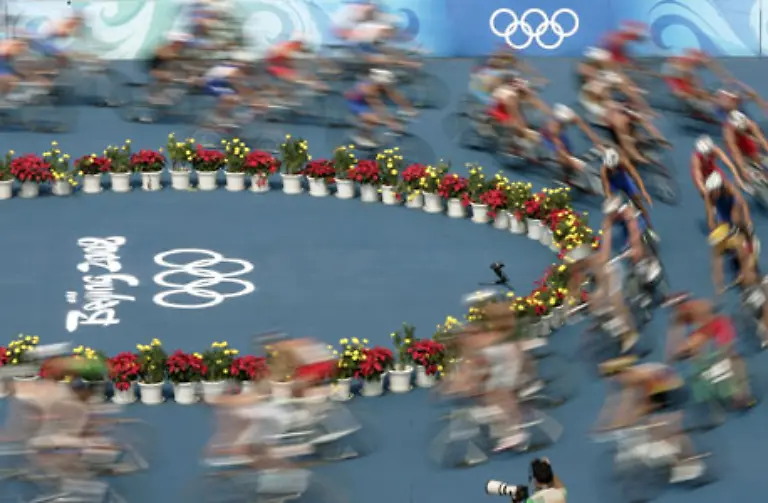 Verwischt-Triathleten-beim-Fahrradfahren
