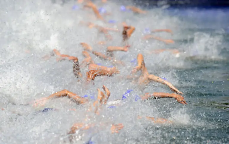 Gequirlt-Triathleten-starten-zur-Schwimmstrecke