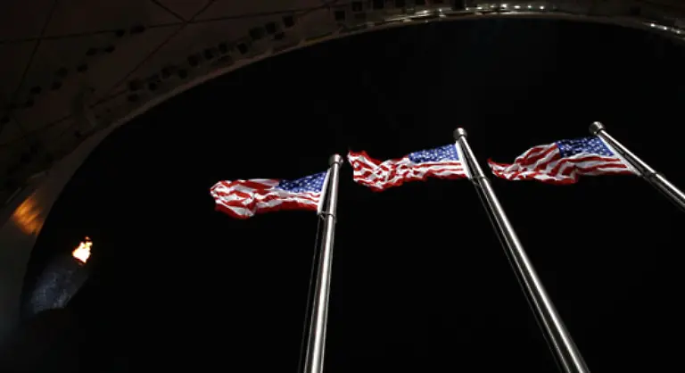 Gehisst-US-Flaggen-bei-der-Siegerehrung-fuer-die-400-Meter-Huerdenlaeufer