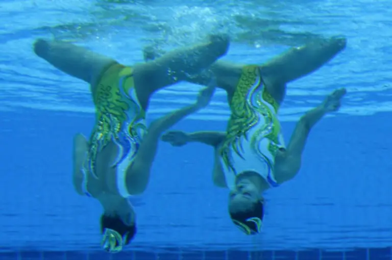 Untergetaucht-Die-Chinesinnen-Jiang-Wenwen-und-Jiang-Tingting-beim-Synchronschwimmen