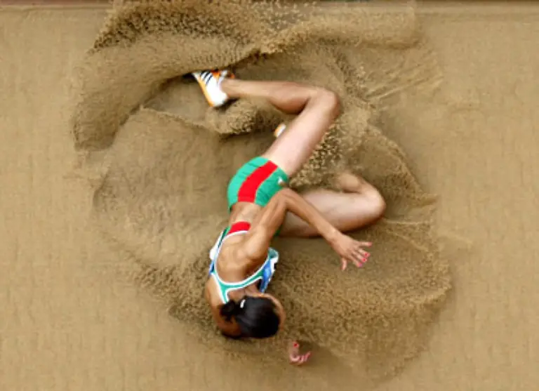Eingebettet-Weitspringerin-Naide-Gomes-aus-Portugal-landet-in-der-Sandgrube