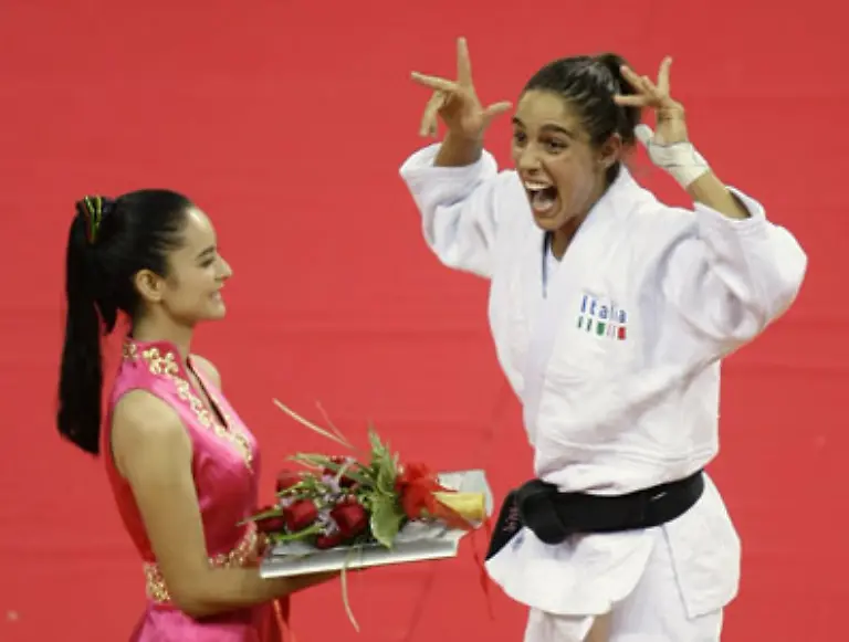 Emotionsgeladen-Judo-Goldmedaillengewinnerin-Jiulia-Quintavalle-aus-Italien-bei-der-Siegerehrung