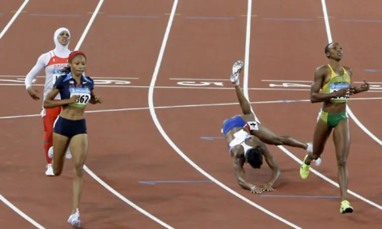 Gestolpert-Muriel-Hurtis-Houairi-Frankreich-beim-Zieleinlauf-im-200-Meter-Halbfinale