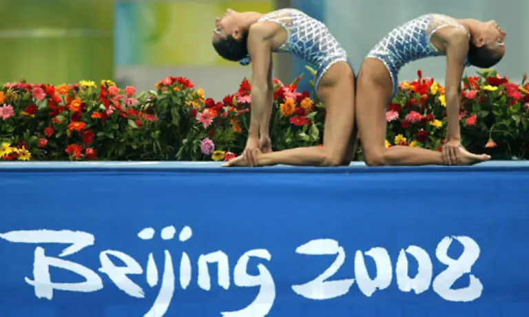 Synchron-Andrea-Fuentes-und-Gemma-Mengual-Spanien-starten-ihre-Vorfuehrung-im-Finale-des-Synchronschwimmens