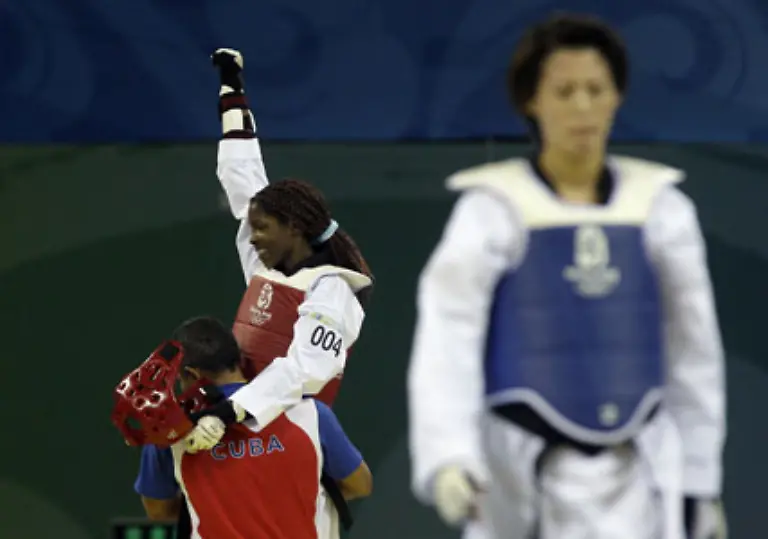 Aufgesprungen-Die-Kubanerin-Daynellis-Montejo-nach-ihrem-Kampf-gegen-Yang-Shu-Chun-blau-aus-Taiwan-im-Taekwando