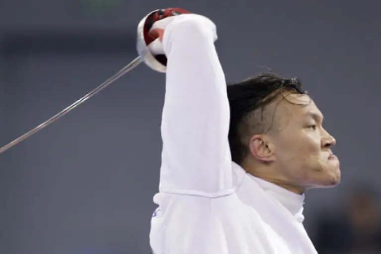 Gefochten-Der-Chinese-Qian-Zhenhua-nach-seinem-gewonnenen-Fechtkampf