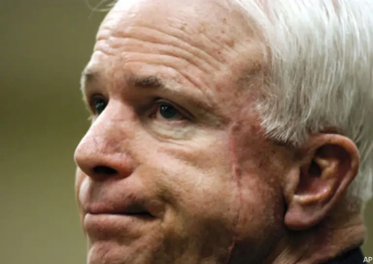 Selbst-seine-Prinzipientreue-wird-in-Zweifel-gezogen-Konservative-Republikaner-warfen-McCain-im-Vorwahlkampf-vor-er-sei-ein-Wendehals-Vielleicht-haengt-das-auch-damit-zusammen