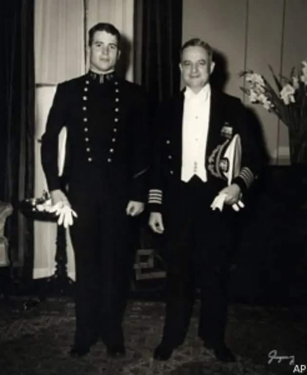 Das-Stichwort-American-hero-verweist-auf-McCains-militaerische-Laufbahn-Sein-Vater-im-Bild-rechts-und-sein-Grossvater-waren-Navy-Admirale-er-selbst-absolvierte-ebenfalls-die-Marineakademie-allerdings-mit-maessigem-Abschluss