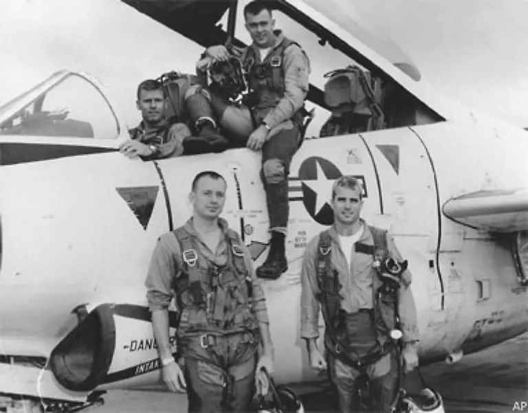 Anschliessend-dient-er-als-Marinepilot