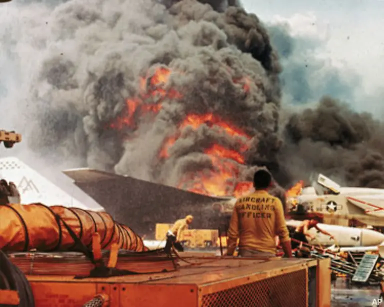 Im-Juli-1967-ueberlebt-McCain-knapp-die-Forrestal-Katastrophe-Auf-dem-Flugzeugtraeger-USS-Forrestal-im-Golf-von-Tonkin-setzt-eine-fehlgezuendete-Rakete-sein-Flugzeug-in-Brand