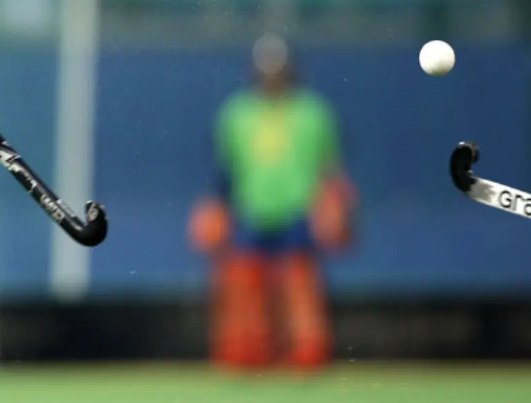 Gespielt-Ball-und-Torwart-beim-Feldhockey-Spiel-Neuseeland-gegen-China