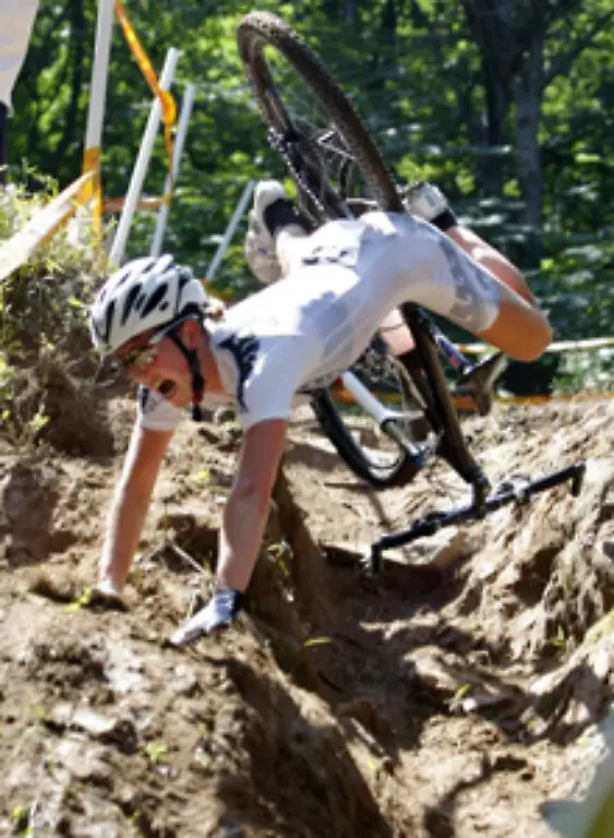 Hart-gelandet-Rosara-Joseph-aus-Neuseeland-steigt-beim-Mountainbiking-ueber-ihren-Lenker-ab