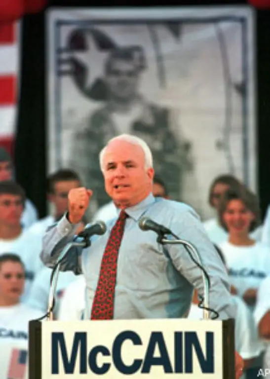 1999-kuendigt-McCain-seine-Bewerbung-um-das-republikanische-Ticket-fuer-die-Praesidentschaftswahl-im-Jahr-2000-an-Favorit-ist-allerdings-nicht-McCain-sondern-ein-gewisser