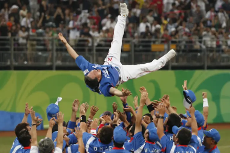 Hoch-geflogen-Suedkoreas-Baseball-Nationaltrainer-wird-nach-dem-Gewinn-der-Goldmedaille-von-seinen-Spielern-gefeiert