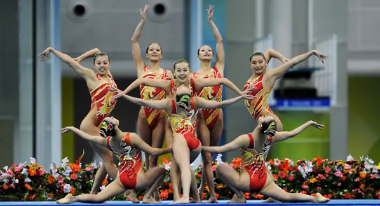 Stark-gepost-Das-chinesische-Synchronschwimmerinnen-Team-vor-dem-Sprung-ins-kalte-Wasser