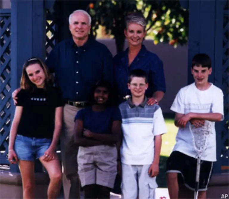 Wahrer-Hintergrund-des-Geruechts-McCain-und-seine-Frau-Cindy-haben-ein-Maedchen-aus-Bangladesch-adoptiert-Bridget