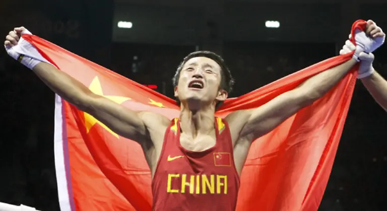 Gut-geschlagen-Zou-Shiming-feiert-seinen-Olympiasieg-im-Fliegengewicht