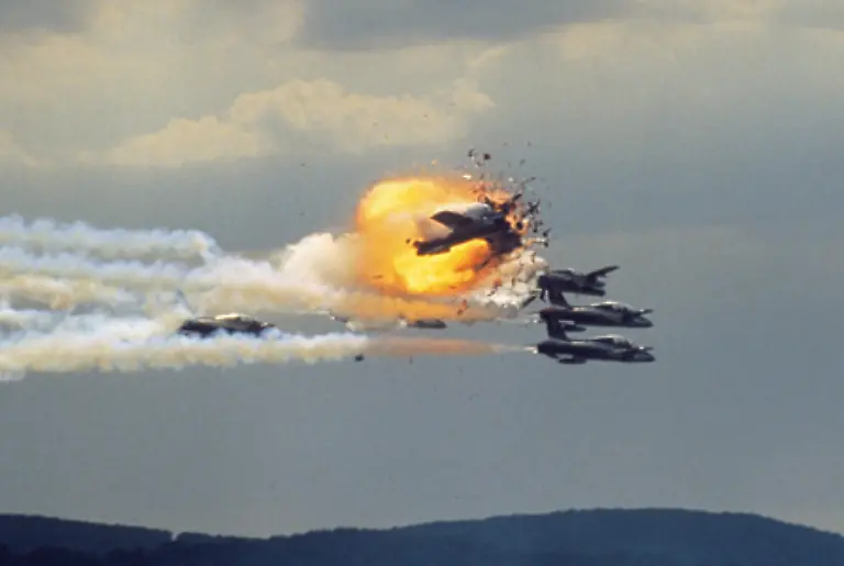 Es-ist-der-28-August-um-15-44-Uhr-als-kurz-vor-Ende-des-Flugshowtages-drei-Militaerflugzeuge-der-italienischen-Kunstflugstafel-Frecce-Tricolori-zusammenprallen