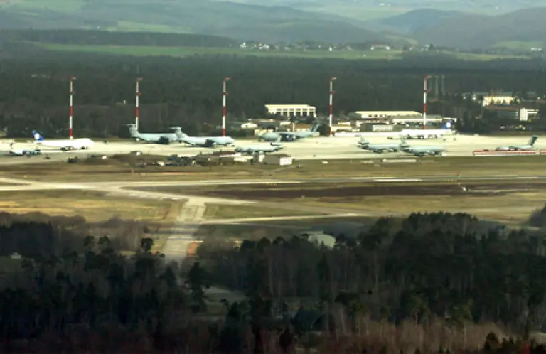 Am-Flugtag-1988-auf-dem-US-Fliegerhorst-im-rheinland-pfaelzischen-Ramstein-Miesenbach-bei-Kaiserslautern-starten-am-28-August-die-Flugstaffeln-Patrouille-de-France-Asas-de-Portugal-Vikings-Deutschland-und-als-letzte-die-Frecce-Tricolori-aus-Italien