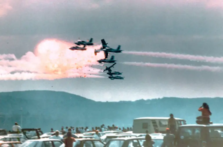 Die-restlichen-zum-Teil-beschaedigten-Maschinen-sammeln-sich-ueber-der-Airbase-manche-rauchen-und-landen-anschliessend-auf-dem-benachbarten-Flugplatz-Sembach-Denn-die-urspruengliche-Start-und-Landebahn-ist-mit-Wrackteilen-uebersaet