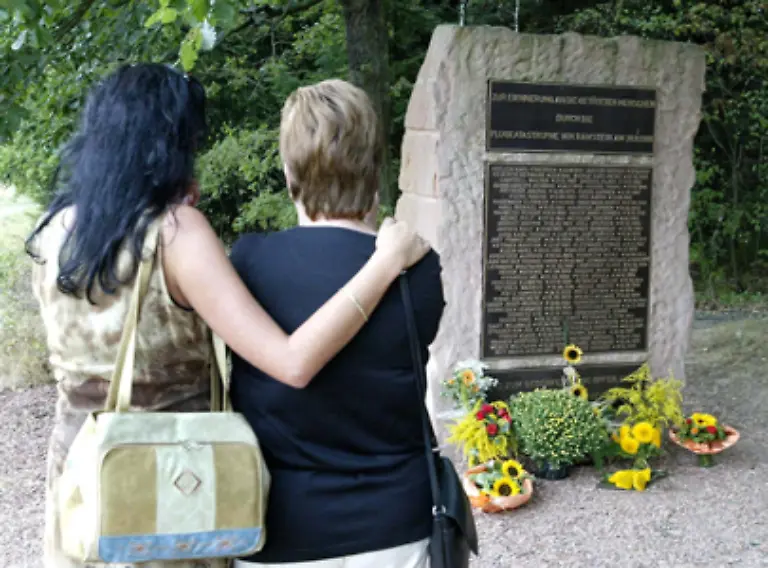Man-kann-das-Unglueck-nicht-vergessen-sagt-Heiner-Seidlitz-Leiter-und-Mitgruender-der-Nachsorgegruppe-der-Ramstein-Betroffenen-Auch-wenn-einige-gelernt-haben-damit-zu-leben-am-Jahrestag-reisst-die-Wunde-immer-wieder-auf