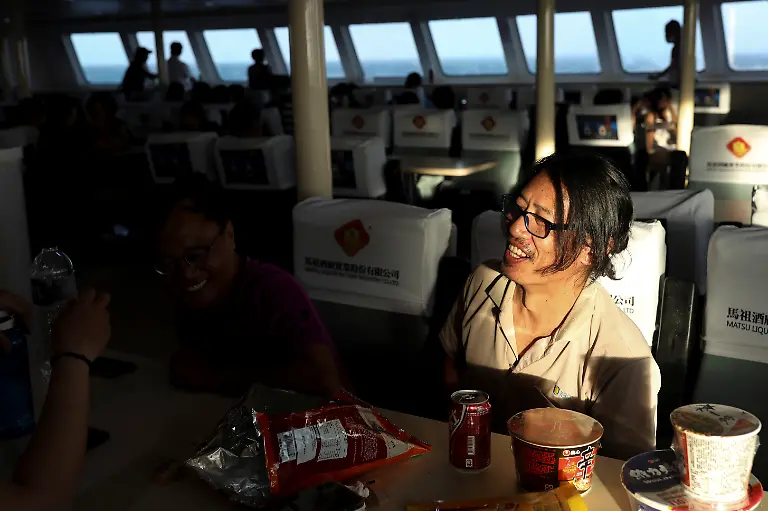 Hung-isst-auf-dem-Schiff-dass-zurueck-nach-Keelung-faehrt