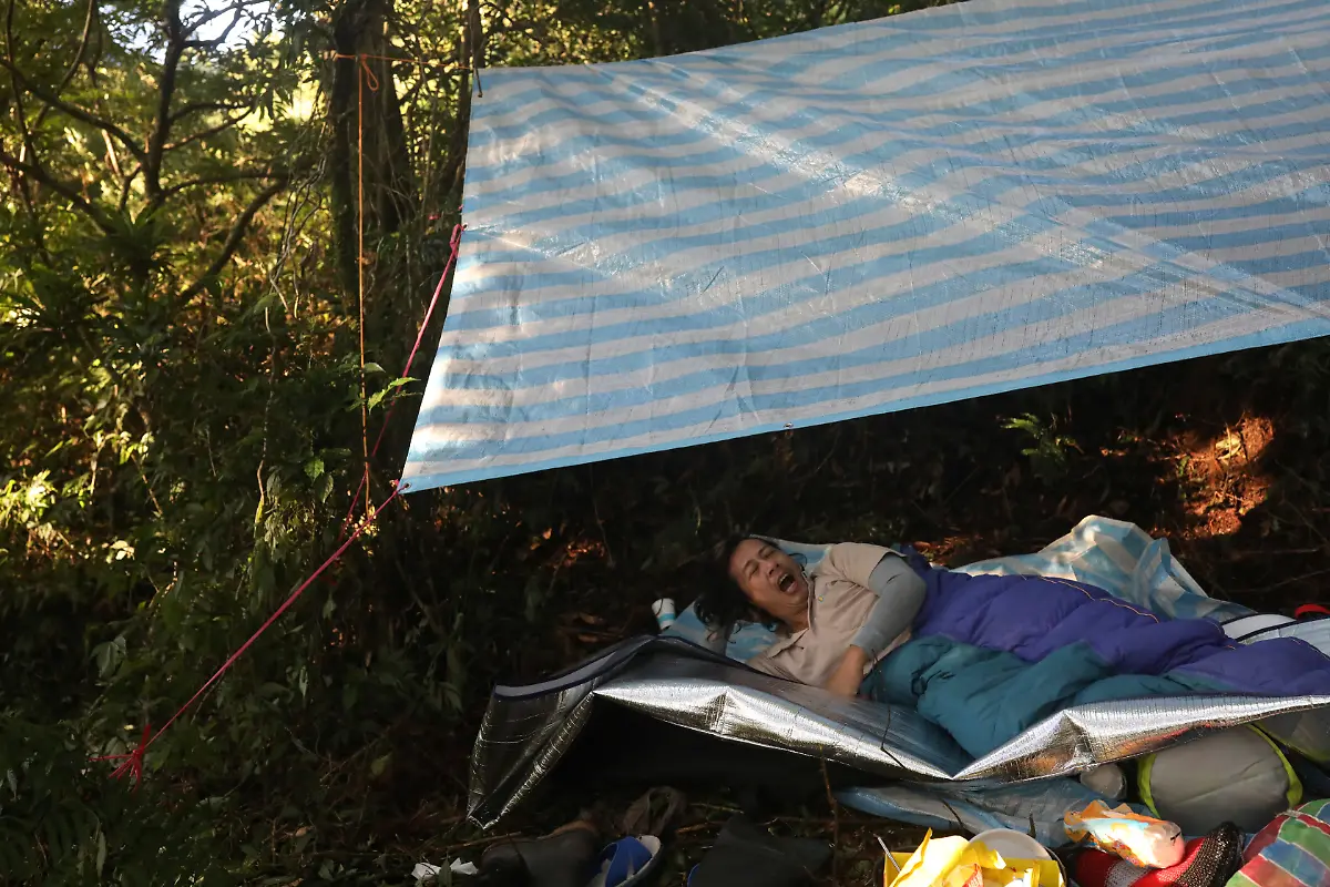 Hung-wacht-im-Camp-auf