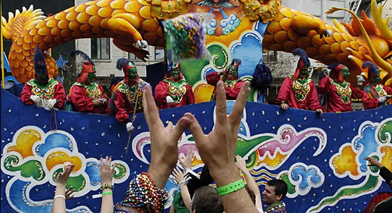 New-Orleans-feiert-Mardi-Gras-mit-grossen-Umzuegen-in-den-Strassen-mit-ausgelassenen-Parties-und-grossen-Baellen