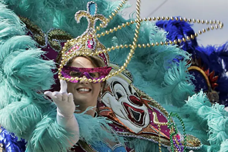 In-New-Orleans-gibt-es-wie-anderswo-auch-Bonbons-und-Blumen-fuer-die-Schaulustigen-Typisch-fuer-den-Mardi-Gras-sind-aber-auch-die-Beads-Ketten-aus-bunten-Plastikperlen-die-in-grossen-Mengen-verteilt-werden