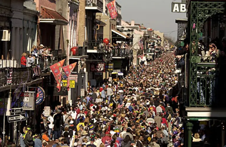 In-der-beruehmt-beruechtigten-Bourbon-Street-im-French-Quarter-der-Stadt-wird-das-ganze-Jahr-ueber-gefeiert-Hunderttausende-von-Touristen-stroemen-durch-diese-Strasse