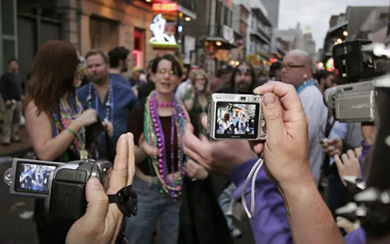 Auf-der-Bourbon-Street-ist-es-ueblich-dass-viele-Frauen-zur-Freude-der-Umstehen-ihr-Oberteil-lueften-und-dafuer-Beads-um-den-Hals-gehaengt-bekommen-Wenn-die-Maenner-nicht-zu-sehr-mit-Fotografieren-und-Filmen-beschaeftigt-sind