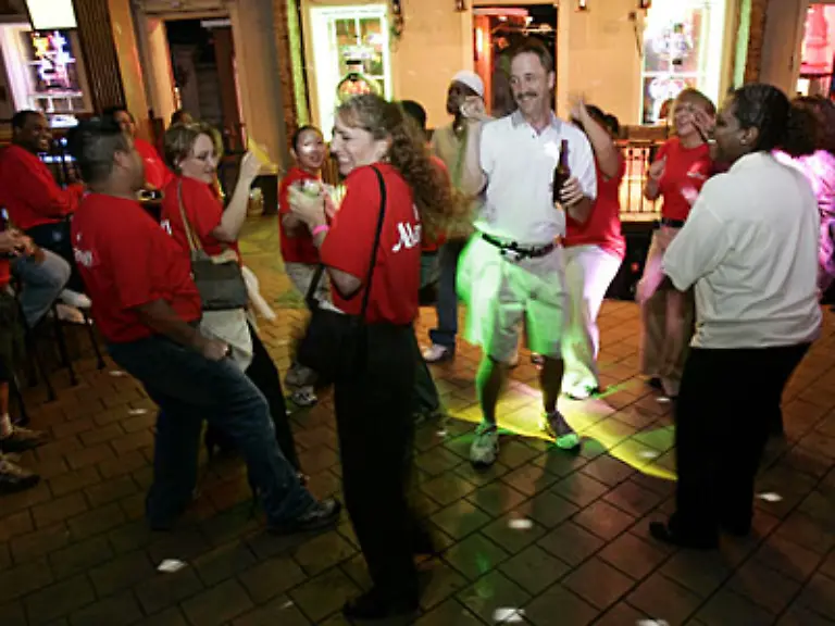 Uebrigens-bekommt-man-die-Ketten-auch-einfach-so-New-Orleans-ist-bekannt-fuer-seine-froehliche-Lebensart-und-die-Gelassenheit-ihrer-Bewohner