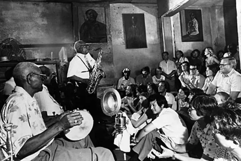 Jazz-entstand-aus-dem-Zusammenspiel-der-Rhythmen-und-Gesaenge-die-Sklaven-aus-Westafrika-mit-nach-New-Orleans-brachten-Auch-ihre-Arbeiterlieder-aus-der-Neuen-Welt-hatten-ihren-Einfluss-selbst-europaeische-Volksmusik-und-Maersche