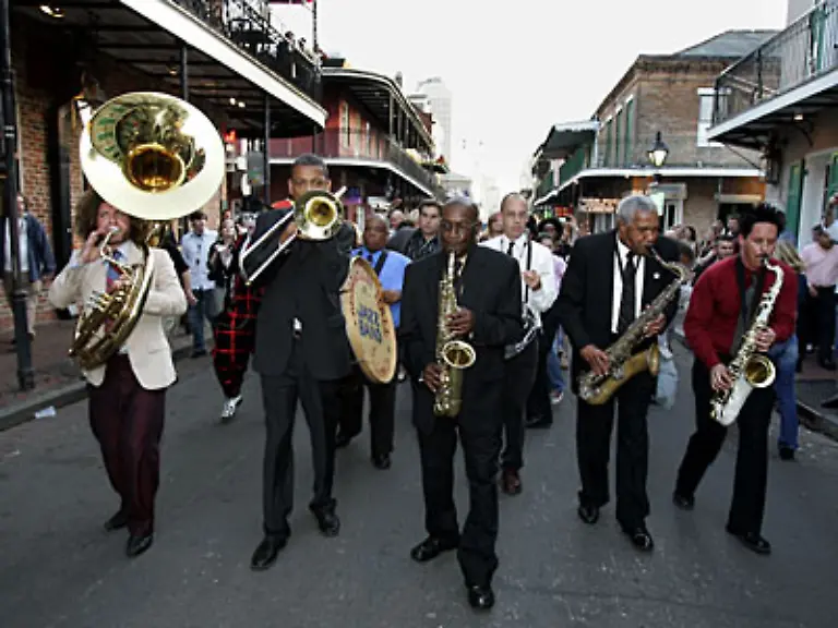 New-Orleans-ist-eine-Stadt-voller-Musik-Street-Bands-gehoeren-hier-einfach-dazu