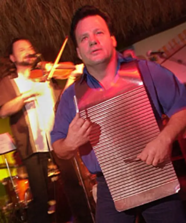 Musik-im-Zydeco-Stil-hoert-man-oft-im-Sueden-und-Suedwesten-von-Louisiana-Zu-einer-Band-gehoeren-auf-jeden-Fall-ein-Akkordeon-und-ein-Waschbrett-Spieler