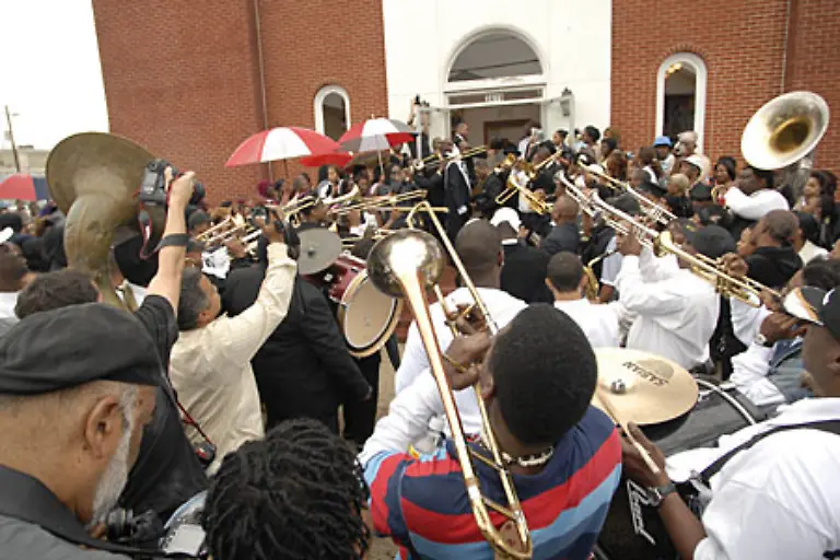 Auch-zum-Sterben-gehoert-Musik-in-New-Orleans-dazu-Bei-Jazz-Beerdigungen-spielen-die-Musiker-auf-dem-Weg-zum-Grab-ernste-getragene-Hymnen-Auf-dem-Heimweg-geht-es-dann-wieder-ausgelassen-und-froehlich-zu